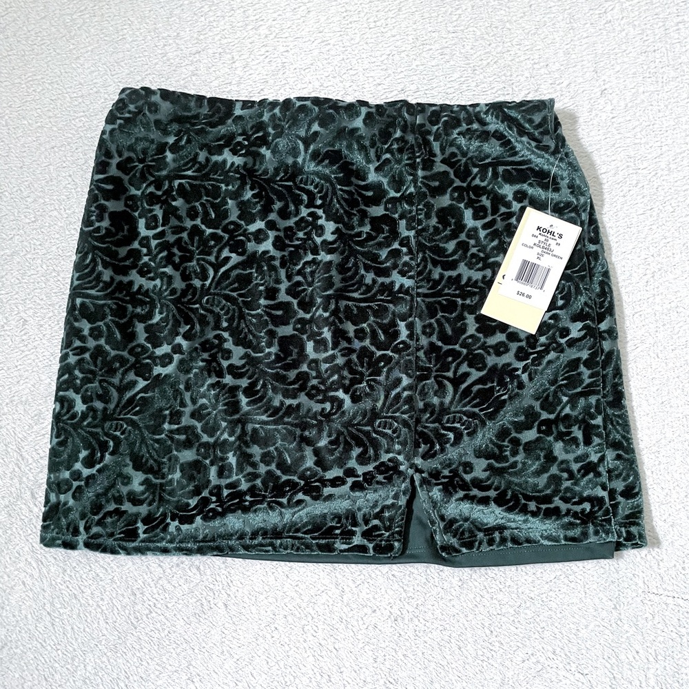 Live To Be Spoiled Women’s Skirt Dark Green XL Flowers With Tags NEW BRAND